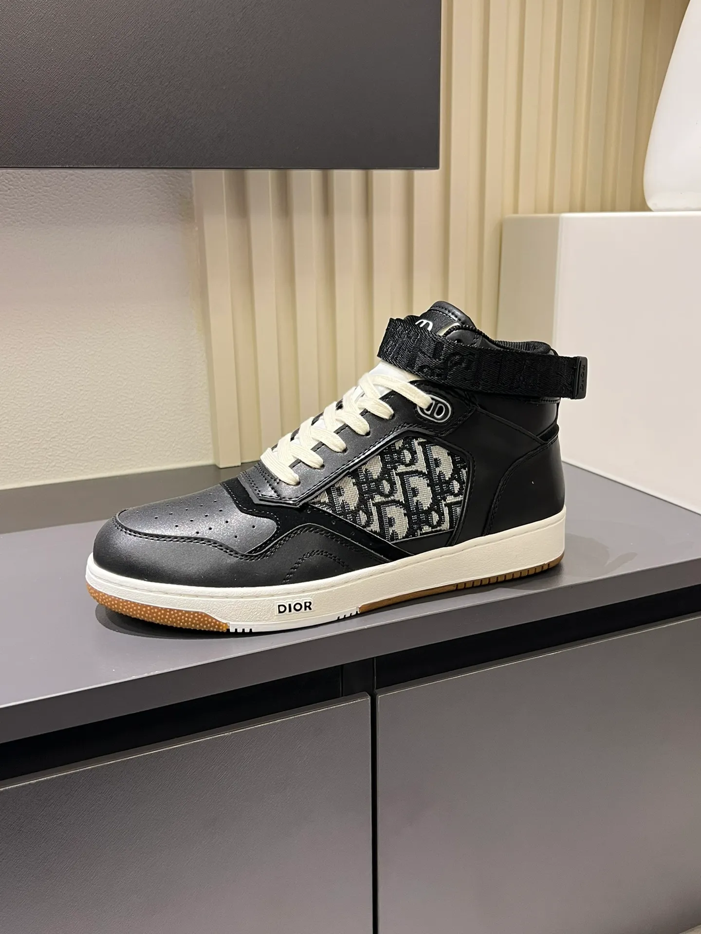 Men's shoes 💰p460 "Dio*" mid-top B27 casual sneakers. This B27 high-top sneaker is a new product in the series and continues Di*r's classic style. Crafted from gray and white smooth calf leather with beige and black Oblique print panels on the sides. The "CD Icon" shaped shoelace eyelets are clever and delicate, and the two-color rubber sole, rear collar and heel are all equipped with the brand's iconic details to enhance the style. Oblique printed straps at the ankle allow for an adjustable fit to complement the overall design. Fashionable and versatile, it can complement any look. Create an exquisite design with unique dynamic vitality and modern atmosphere, presented in low-top and high-top styles. This new must-have shoe adds a new dimension to Dior's archive heritage, embodying modern elegance. Purchase the original version and make it 1:1. If you need top quality, please come to me! Male 38-44!